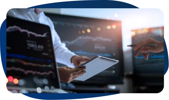 Investor sleduje vývoj portfolia na tabletu a monitorech